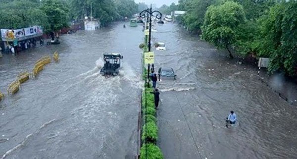 मूसलाधार बारिश के कारण चौंतीस लोगों की मौत