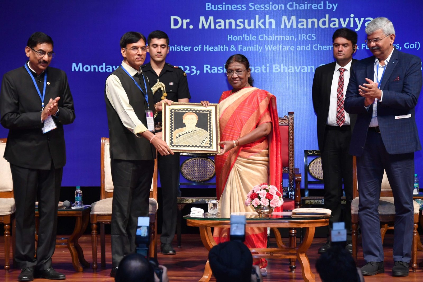 रक्तदान संबंधी गलत धारणाओं को दूर करने में मदद करे रेड क्राॅस: मुर्मू