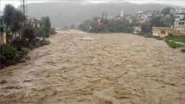 अचानक आई बाढ़ में सेना के दो जवान बहे