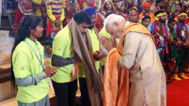 प्रधानमंत्री ने आईटीपीओ इंटरनेशनल कन्वेंशन सेंटर के श्रमिकों को सम्मानित किया