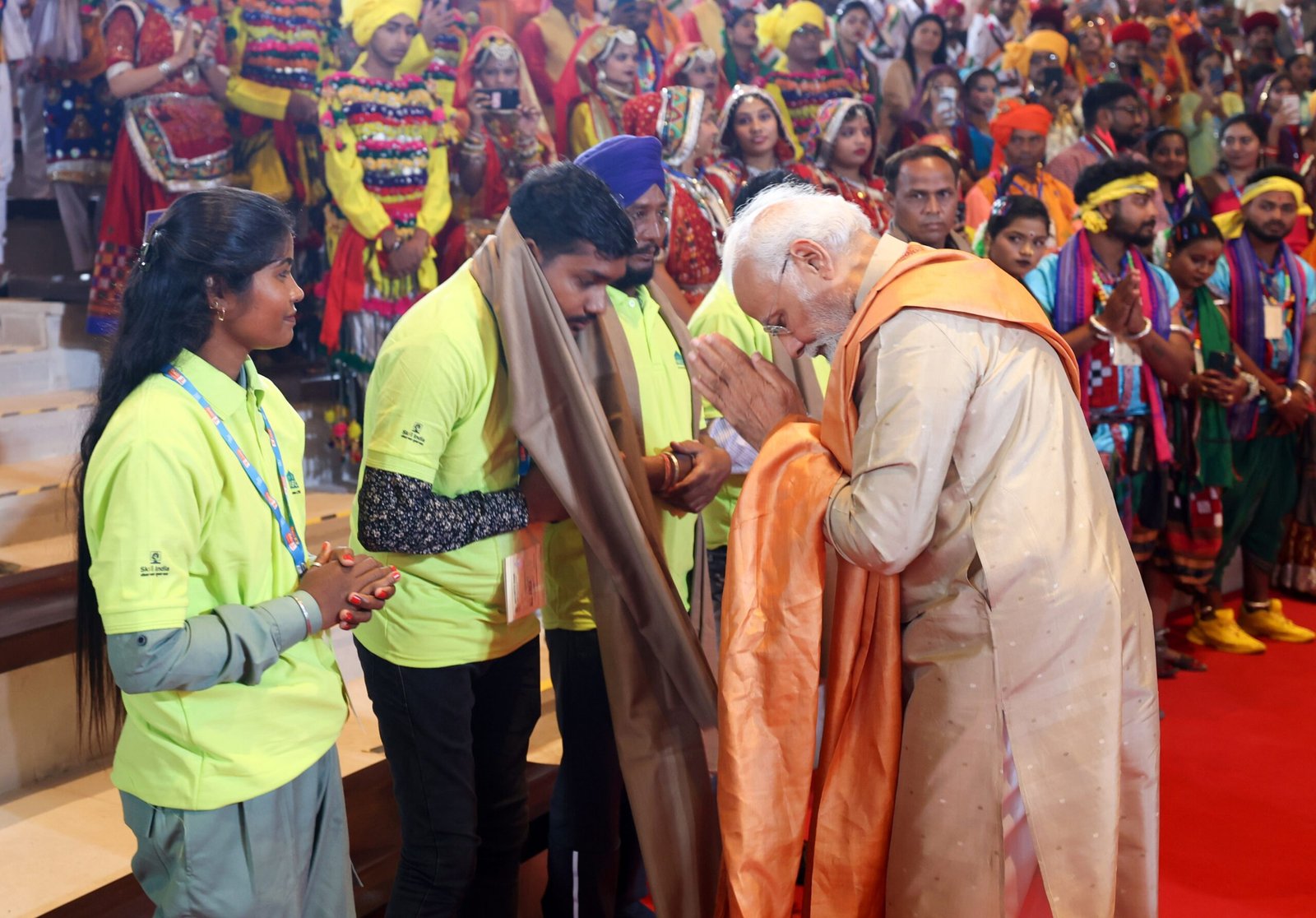 प्रधानमंत्री ने आईटीपीओ इंटरनेशनल कन्वेंशन सेंटर के श्रमिकों को सम्मानित किया