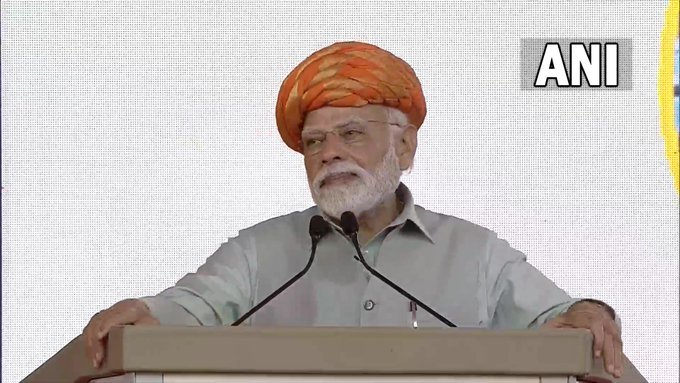 मोदी ने राजकोट इंटरनेशनल एयरपोर्ट का किया उद्घाटन, 2033 करोड़ रु की परियोजनाओं का किया लोकार्पण