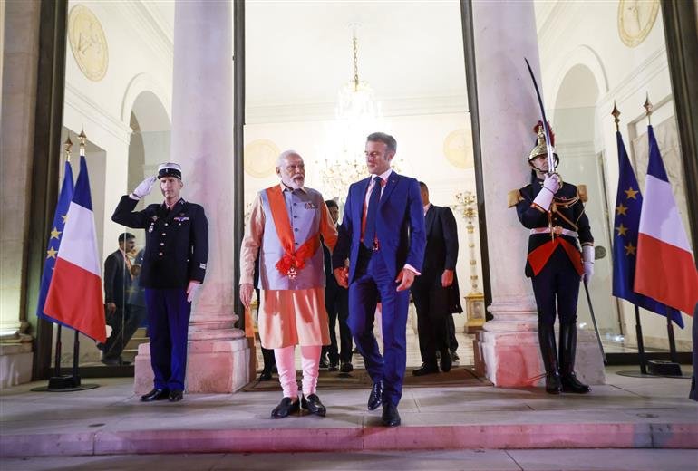 प्रधानमंत्री श्री नरेन्द्र मोदी को 13 जुलाई, 2023 को पेरिस, फ्रांस के एलिसी पैलेस में फ्रांस के राष्ट्रपति श्री इमैनुएल मैक्रों द्वारा फ्रांस के सर्वोच्च पुरस्कार 'ग्रैंड क्रॉस ऑफ द लीजन ऑफ ऑनर' से सम्मानित किया गया।