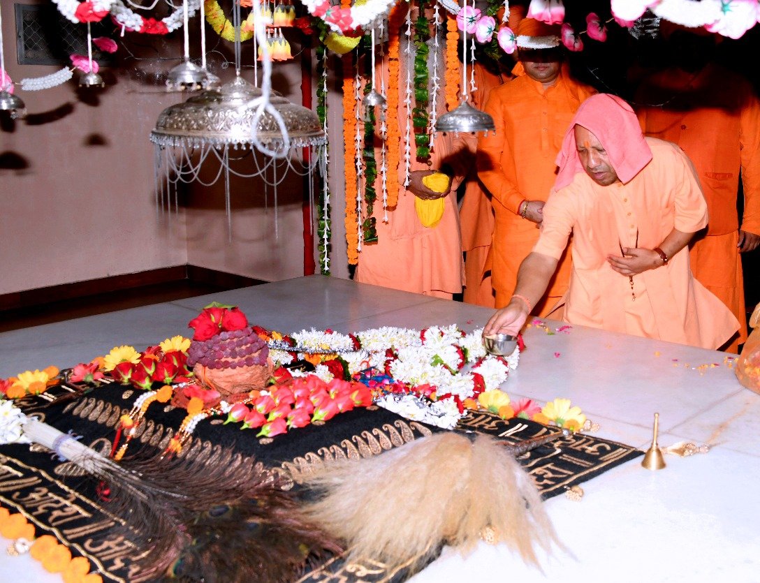 हरियाणा के रोहतक में महंत बाबा मस्तनाथ की समाधि पर दर्शन-पूजन करने पहुंचे योगी