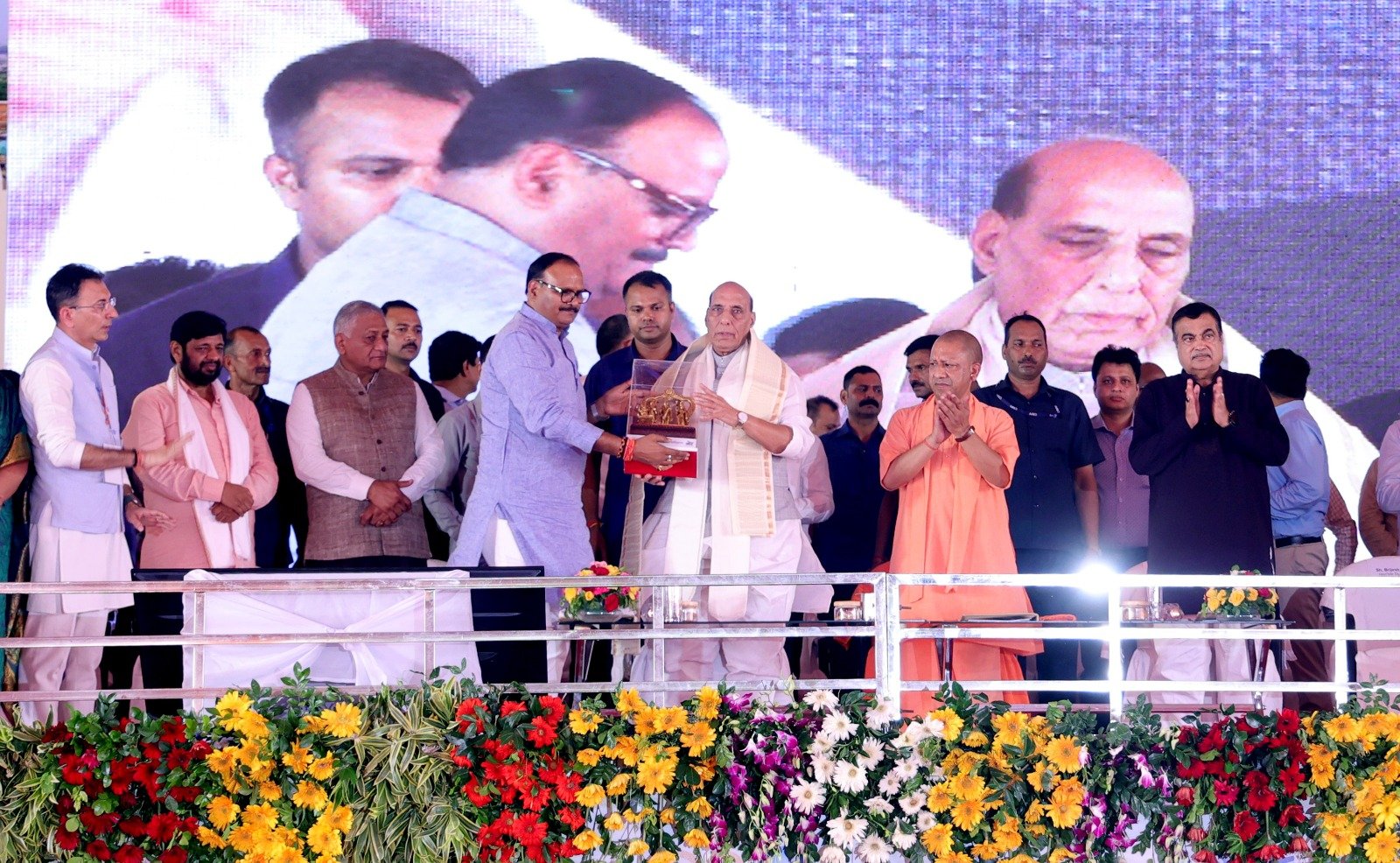 रक्षामंत्री राजनाथ सिंह ने 3,300 करोड़ रुपये से अधिक के निवेश से दो राष्ट्रीय राजमार्ग परियोजनाओं का लोकार्पण और शिलान्यास किया