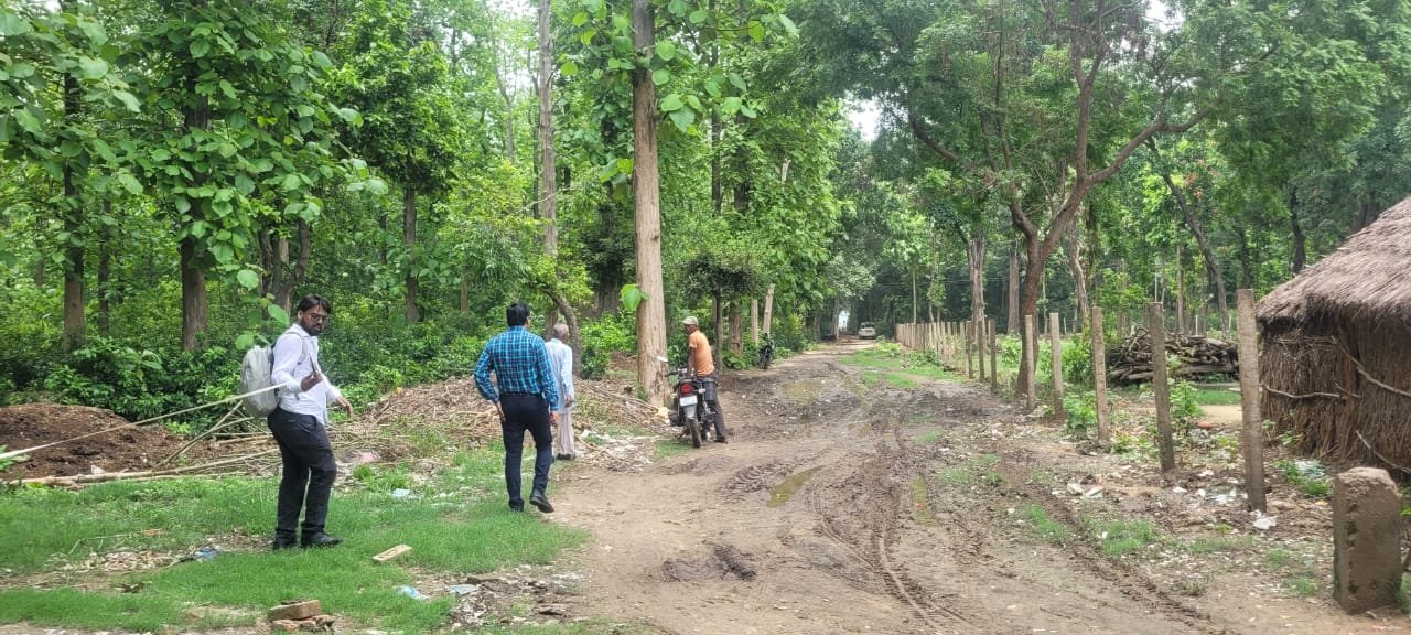 डीएम गोण्डा के आदेश पर वनटांगिया समुदाय के गांव को मुख्य मार्ग से जोड़ने का काम हुआ शुरू