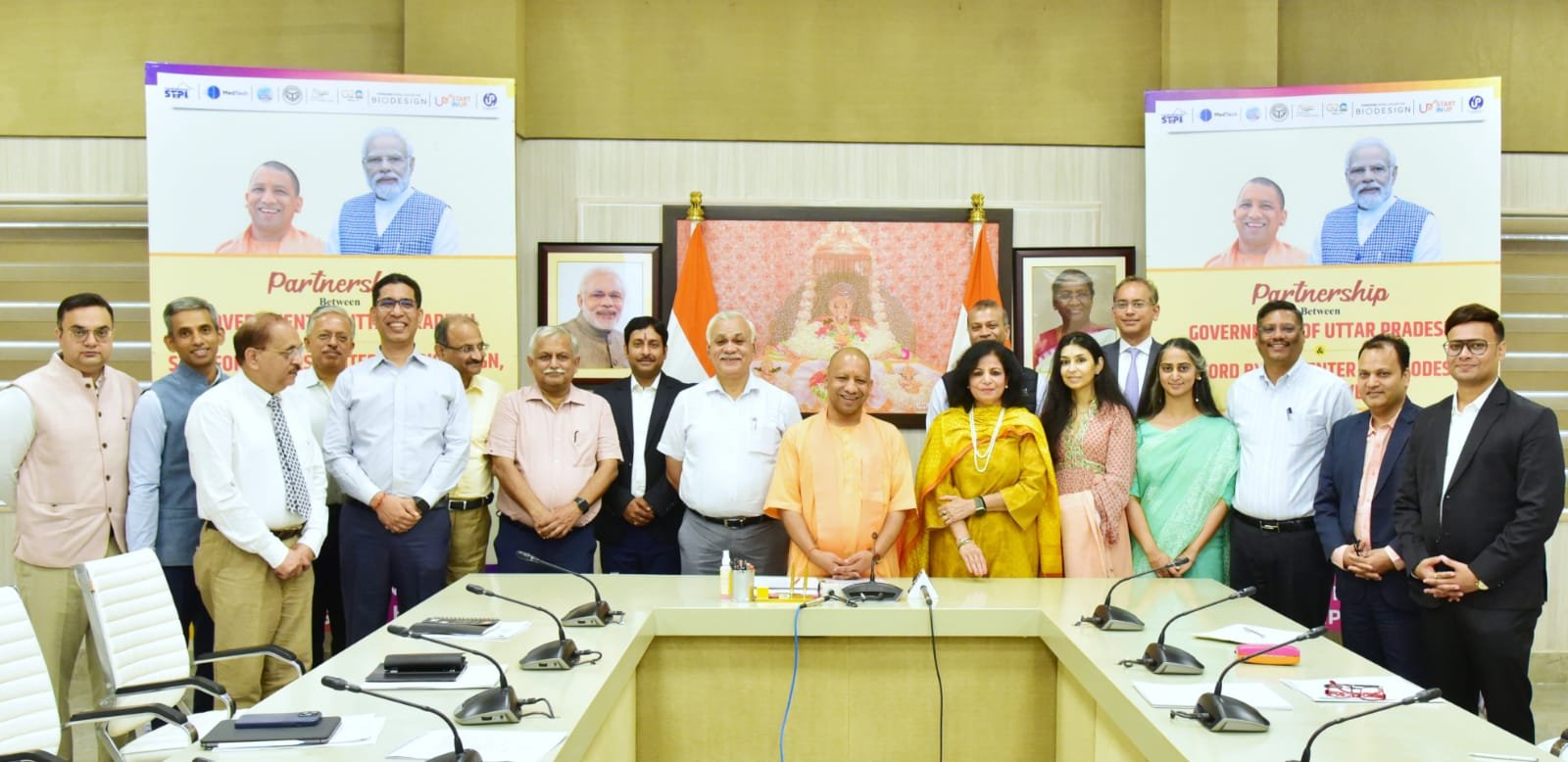 सीएम योगी की उपस्थिति में यूएस की स्टैनफाेर्ड यूनिवर्सिटी द्वारा एसजीपीजीआई और गौतमबुद्धनगर के जिम्स के बीच हुआ पार्टनरशिप करार