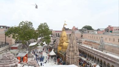 योगी सरकार ने काशी आने वाले शिवभक्तों के लिए बिछाया रेड कार्पेट, फूल बरसाकर कांवड़ियों का किया सम्मान