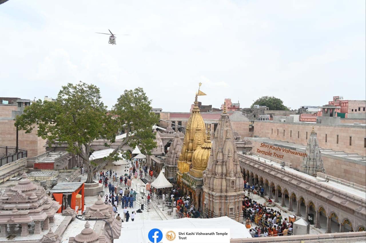 योगी सरकार ने काशी आने वाले शिवभक्तों के लिए बिछाया रेड कार्पेट, फूल बरसाकर कांवड़ियों का किया सम्मान