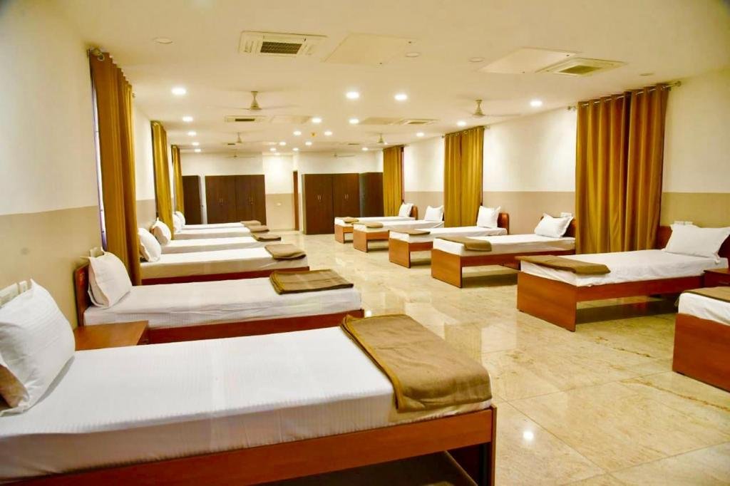 भक्तों को काशी विश्वनाथ धाम के अंदर बाबा दरबार के पास रह कर दर्शन पूजन का मिल रहा मौका