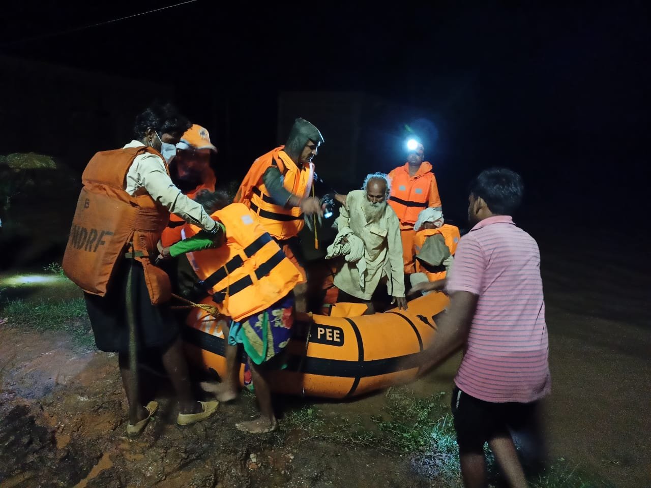 बाढ़ प्रभावित क्षेत्रो से अबतक 48,267 लोगों को सुरक्षित रेस्क्यू कर चुकी है एनडीआरएफ