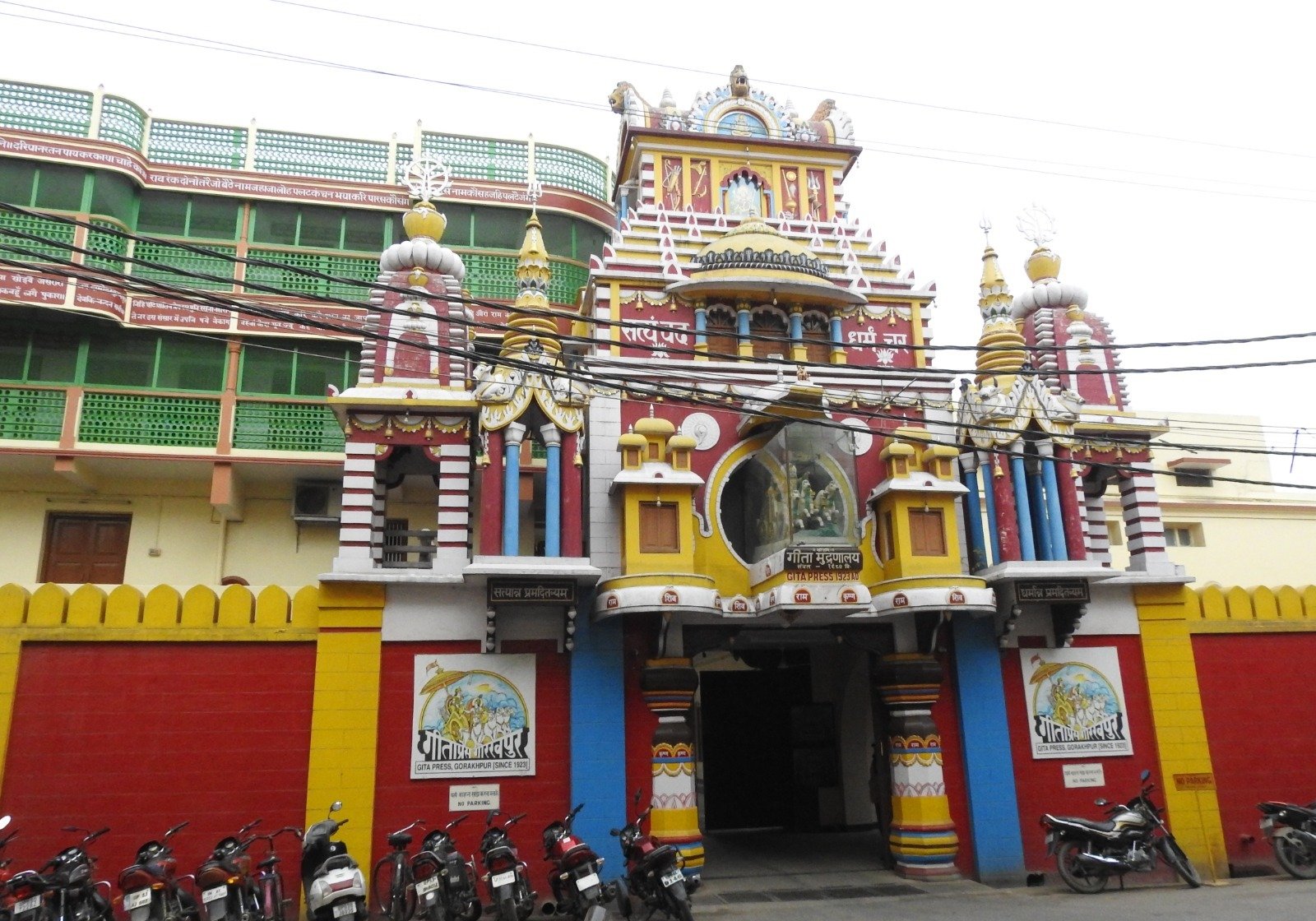 खुद में अद्भुत है गीताप्रेस का मुख्य द्वार