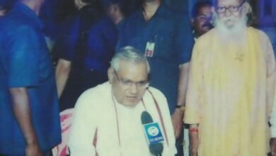 फाईल फोटो :ब्रह्मलीन गोरक्षपीठाधीश्वर महंत अवेद्यनाथ के साथ अटलजी