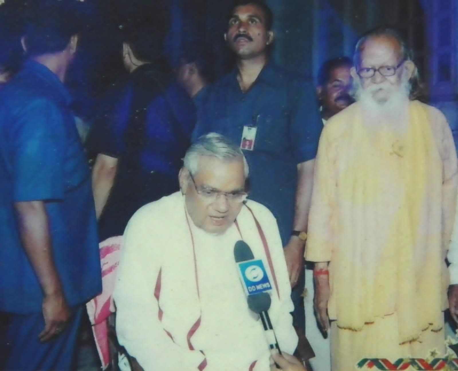 फाईल फोटो :ब्रह्मलीन गोरक्षपीठाधीश्वर महंत अवेद्यनाथ के साथ अटलजी