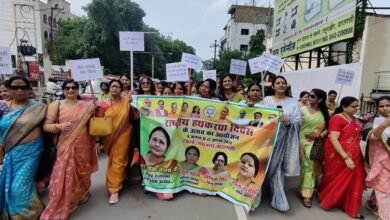 राष्ट्रीय हथकरघा दिवस पर भाजपा महिला मोर्चा ने निकाली पदयात्रा