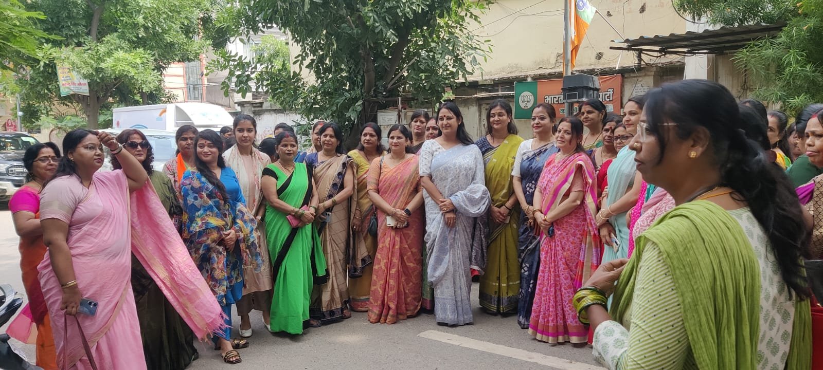 हैंडलूम का परिधान धारण कर "स्वदेशी अपनाओ देश बचाओ" के नारे के साथ निकाली पदयात्रा