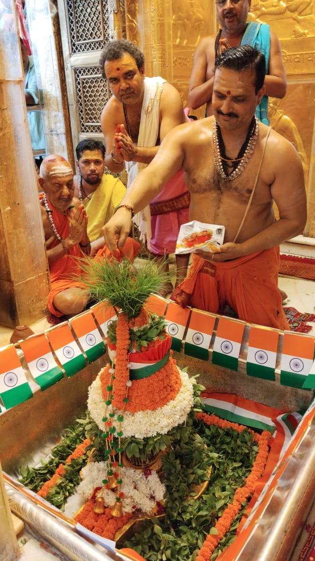 स्वतंत्रता दिवस पर बाबा विश्वनाथ का तिरंगे से किया गया श्रृंगार