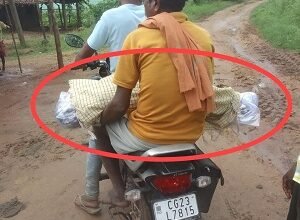 बेबस बाप मोटरसाइकिल पर ले गया बेटे का शव