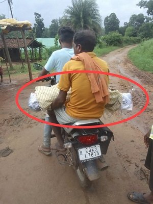 बेबस बाप मोटरसाइकिल पर ले गया बेटे का शव