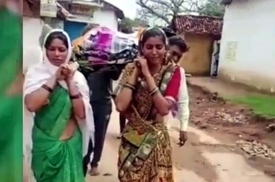 बेटियों ने किया पिता का अंतिम संस्कार
