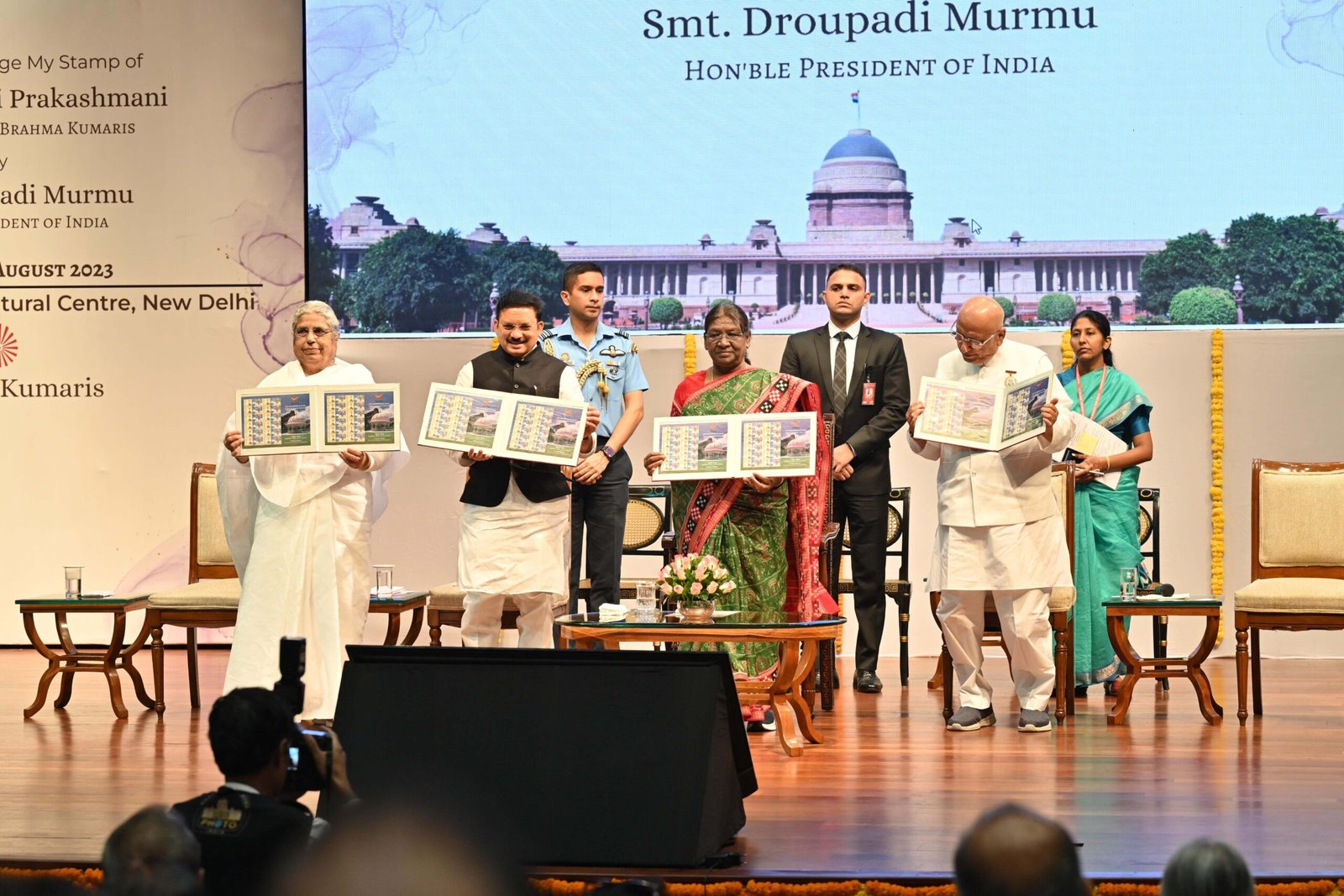 मुर्मु ने दादी प्रकाशमणि की स्मृति में डाक टिकट जारी किया