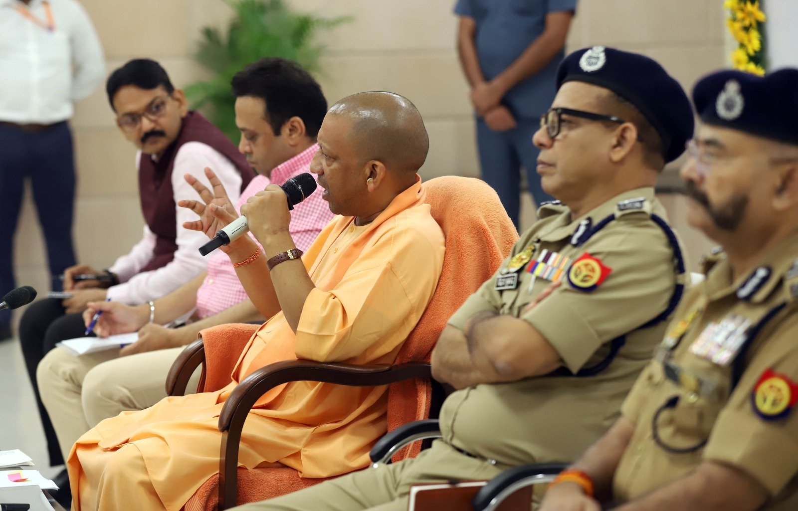 मुख्यमंत्री योगी आदित्यनाथ ने उत्तर प्रदेश राज्य फॉरेंसिक विज्ञान संस्थान के प्रथम शैक्षणिक सत्र 2023-2024 के छात्रों से किया संवाद