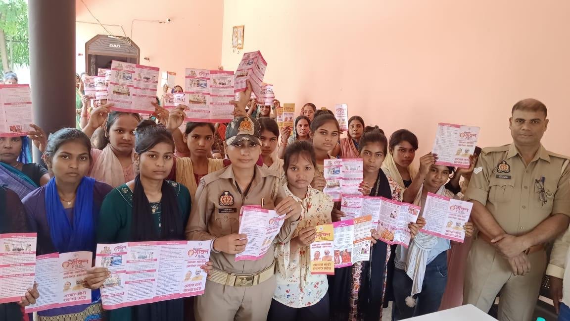महिलाओं और बेटियों को विभाग की शक्ति दीदी की ओर से विभिन्न सरकारी योजनाओं के बारे में दी गयी जानकारी