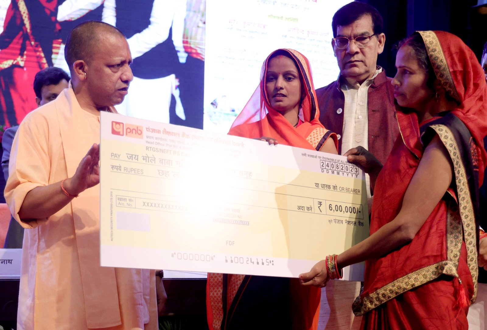 मुख्यमंत्री योगी आदित्यनाथ ने पीएम स्वनिधि एवं स्वयं सहायता समूह ऋण योजना के तहत 11 हजार लाभार्थियों के खाते में ट्रांसफर किया ऋण