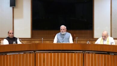 नई दिल्ली। संसद के विशेष सत्र के पहले दिन की कार्यवाही के बाद सोमवार शाम को यहां केंद्रीय मंत्रिमंडल की बैठक हुई। इस बैठक में महिला आरक्षण बिल को मंजूरी दे दी गई है। सूत्रों के मुताबिक यह बिल कल 19 सितंबर या 20 सितंबर को नई संसद में पेश किया जाएगा। नई संसद में यह पहला बिल पेश होगा और बिल पारित होने के बाद नई संसद का पहला कानून होगा। सूत्रों के मुताबिक, मोदी कैबिनेट ने महिलाओं के लिए 33 प्रतिशत महिला आरक्षण को अपनी मंजूरी दी है। प्रधानमंत्री नरेन्द्र मोदी की अध्यक्षता में हुई बैठक में राजनाथ सिंह, अमित शाह, पीयूष गोयल, प्रह्लाद जोशी, एस जयशंकर, निर्मला सीतारमण, धर्मेंद्र प्रधान, नितिन गडकरी और अर्जुन राम मेघवाल सहित केंद्रीय मंत्री शामिल हुए।