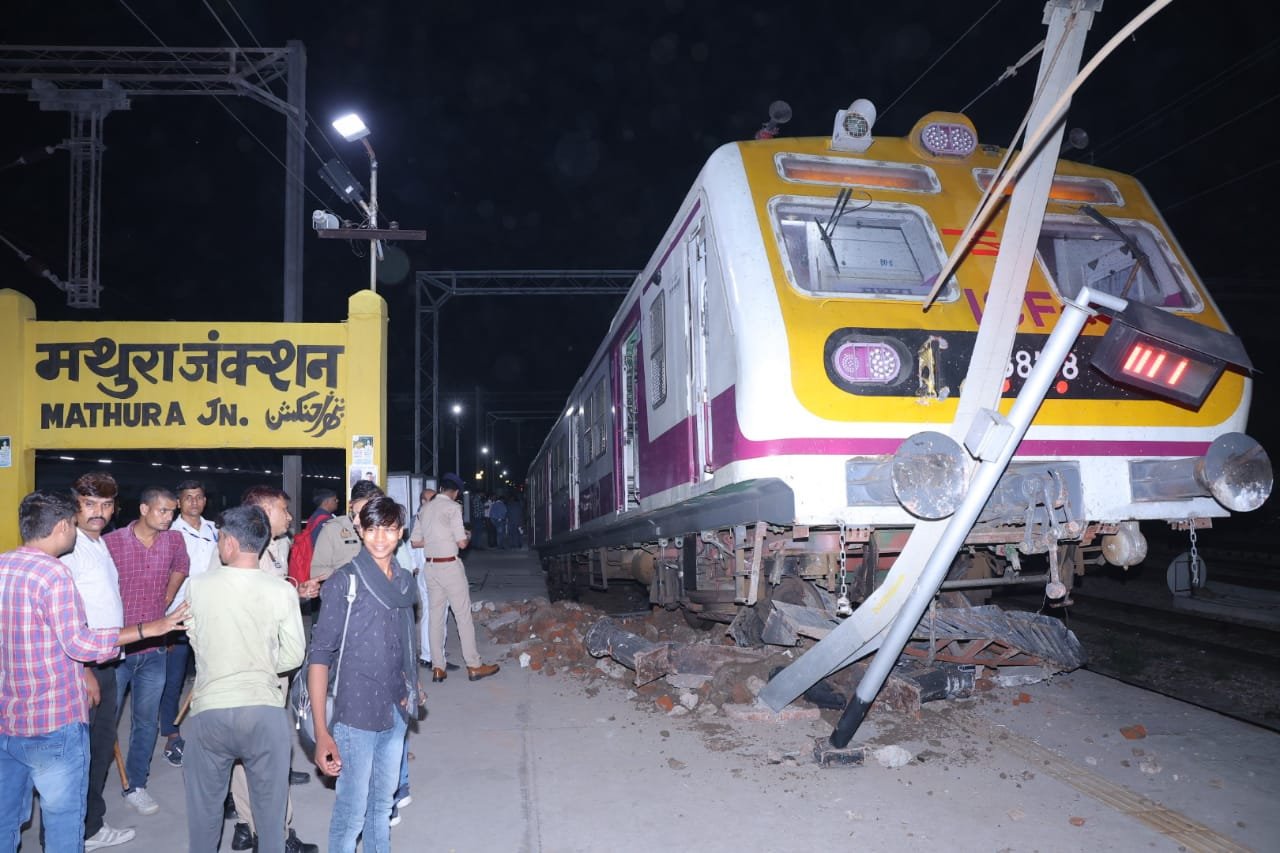 मथुरा में ट्रेन चढ़ी प्लेटफार्म पर