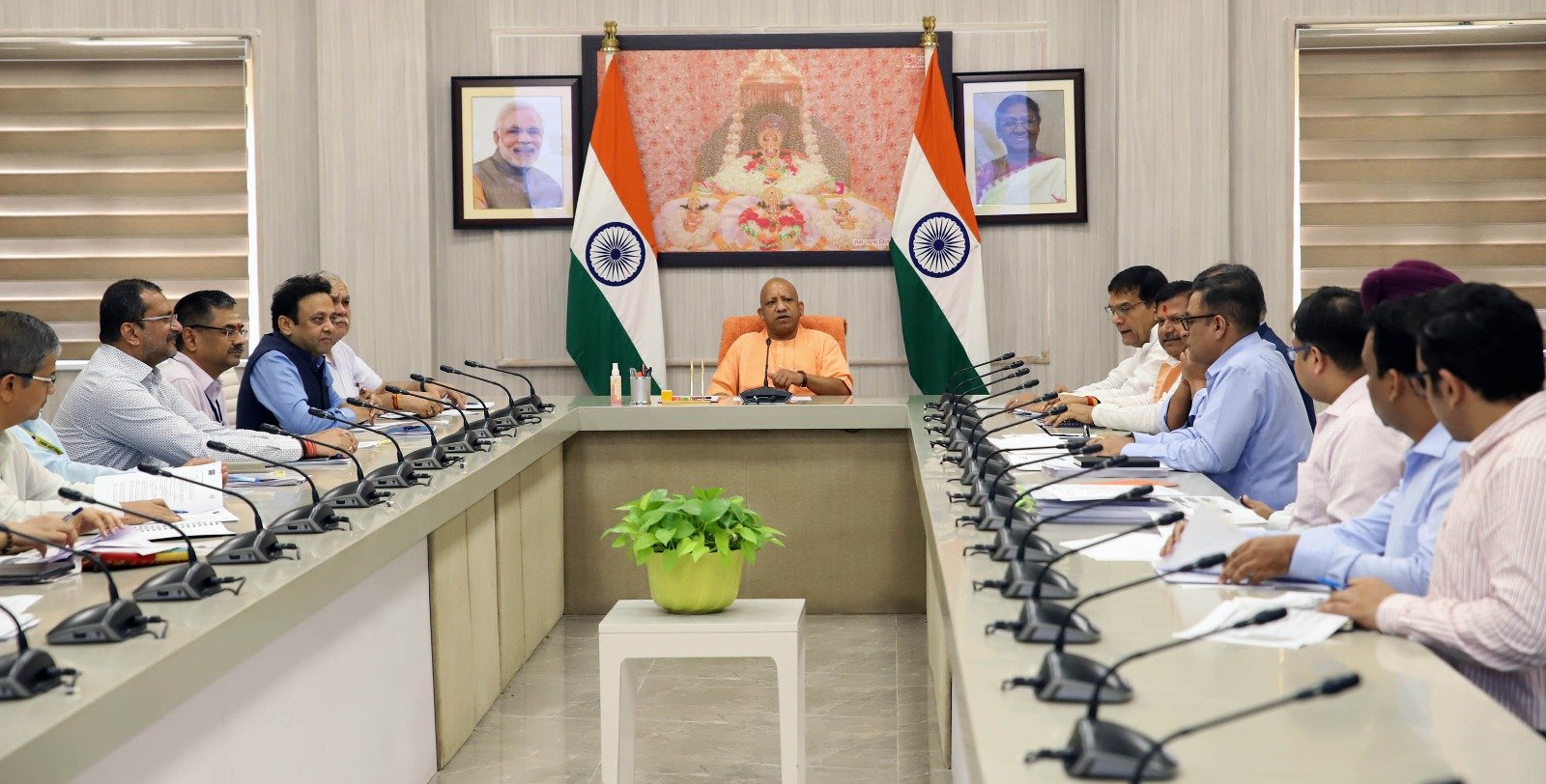 बेसिक व माध्यमिक शिक्षा क्षेत्र में बड़े बदलाव के लिए मुख्यमंत्री ने की बैठक, लिए कई बड़े निर्णय