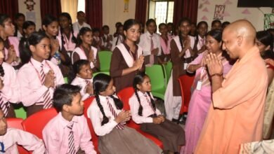 राजकीय मूक बधिर विद्यालय (संकेत) पहुंचकर मुख्यमंत्री योगी आदित्यनाथ दिव्यांग बच्चों से मिले