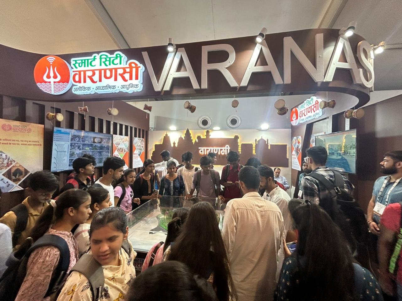 इंदौर में लगी प्रदर्शनी में ब्रांड बनारस की विकास यात्रा देखने जुट रहे लोग