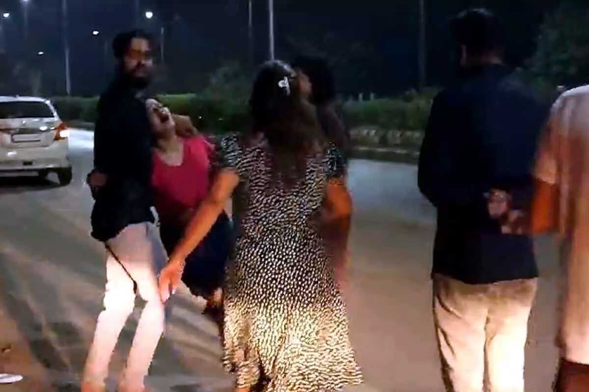 रायपुर में देर रात युवतियों के बीच जमकर मारपीट