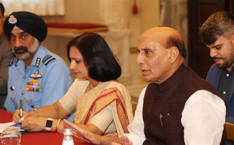 भारत और इटली ने रक्षा क्षेत्र में सहयोग बढाने के लिए समझाैते पर हस्ताक्षर किये