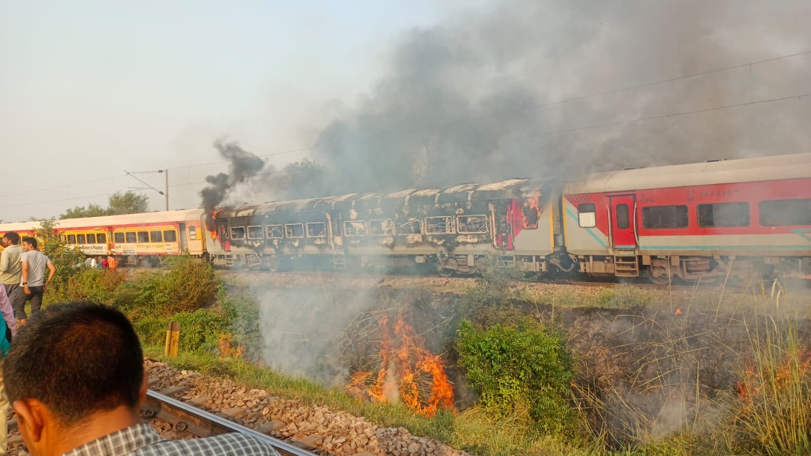 आगरा में पातालकोट एक्सप्रेस में आग