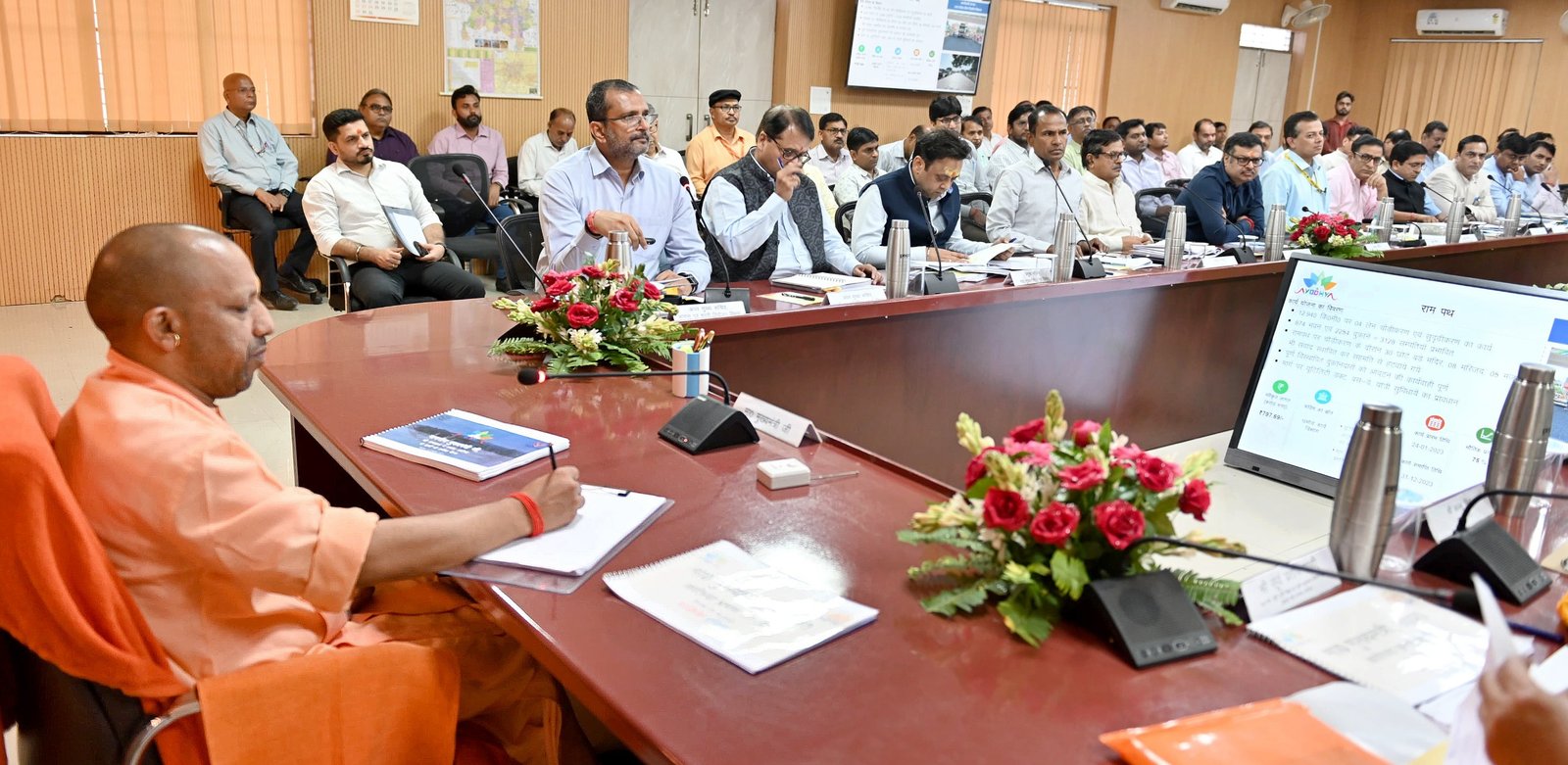अयोध्या को विश्व स्तरीय पर्यटन नगरी बनाने के लिए पूरी क्षमता से काम करें अधिकारी: सीएम