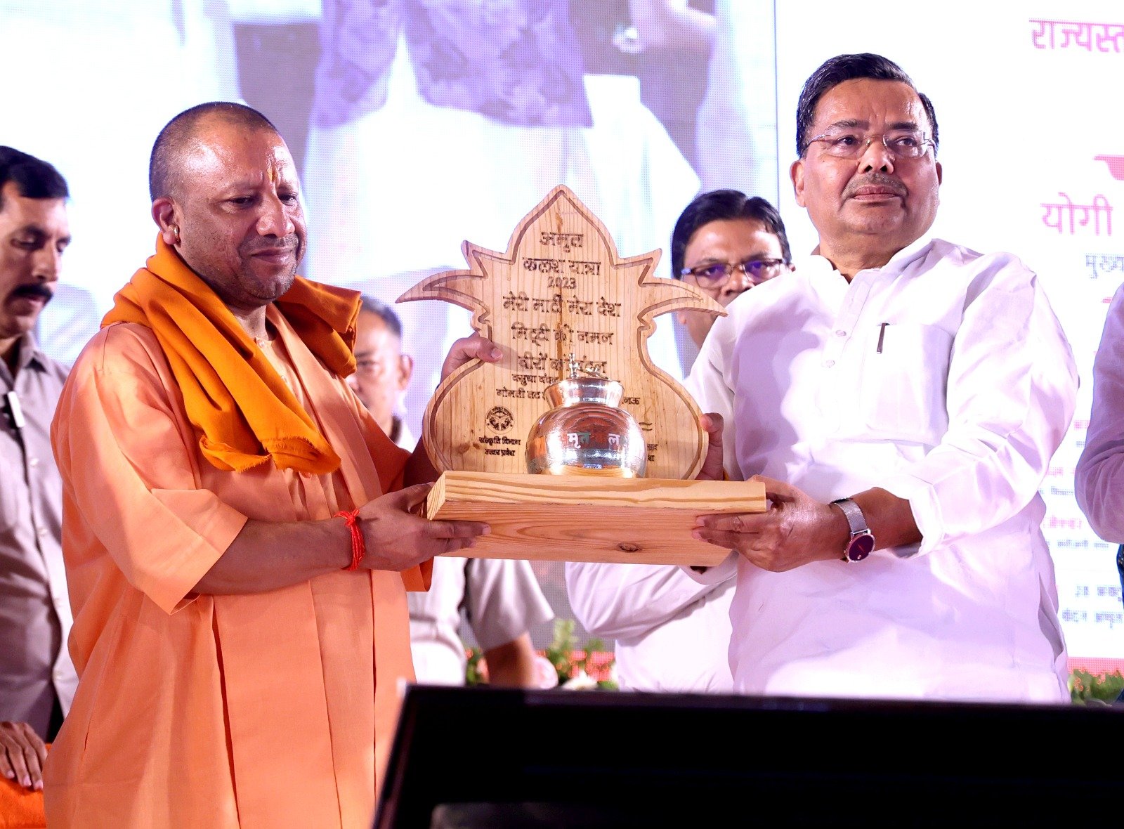 दुनिया भारत को संकटमोचक के रूप में देख रही है : योगी आदित्यनाथ