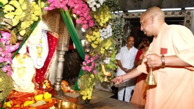 सीएम ने दुर्गाकुंड स्थित मां दुर्गा मंदिर में देवी के कुष्मांडा स्वरूप की भी की पूजा