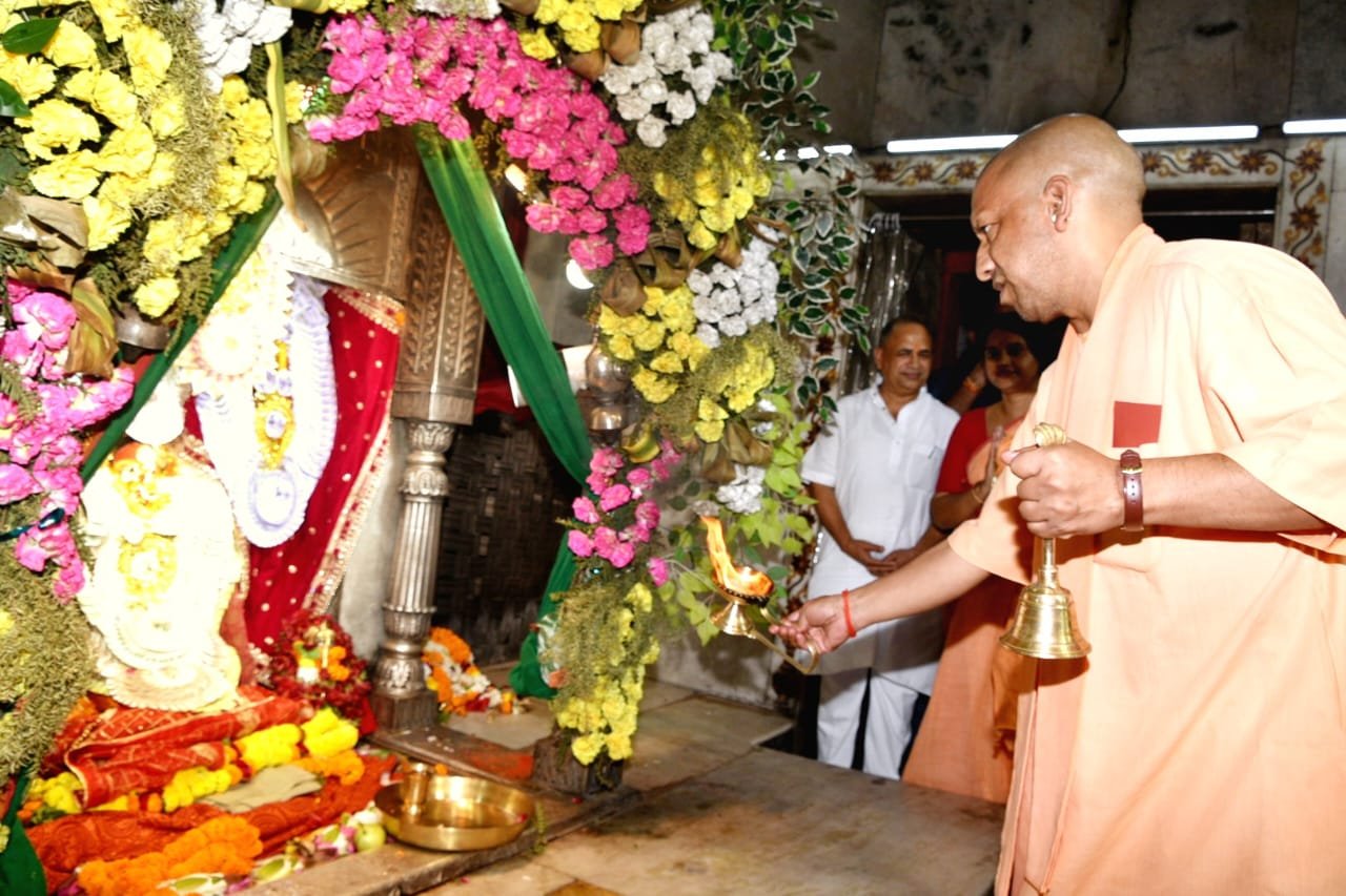 सीएम ने दुर्गाकुंड स्थित मां दुर्गा मंदिर में देवी के कुष्मांडा स्वरूप की भी की पूजा