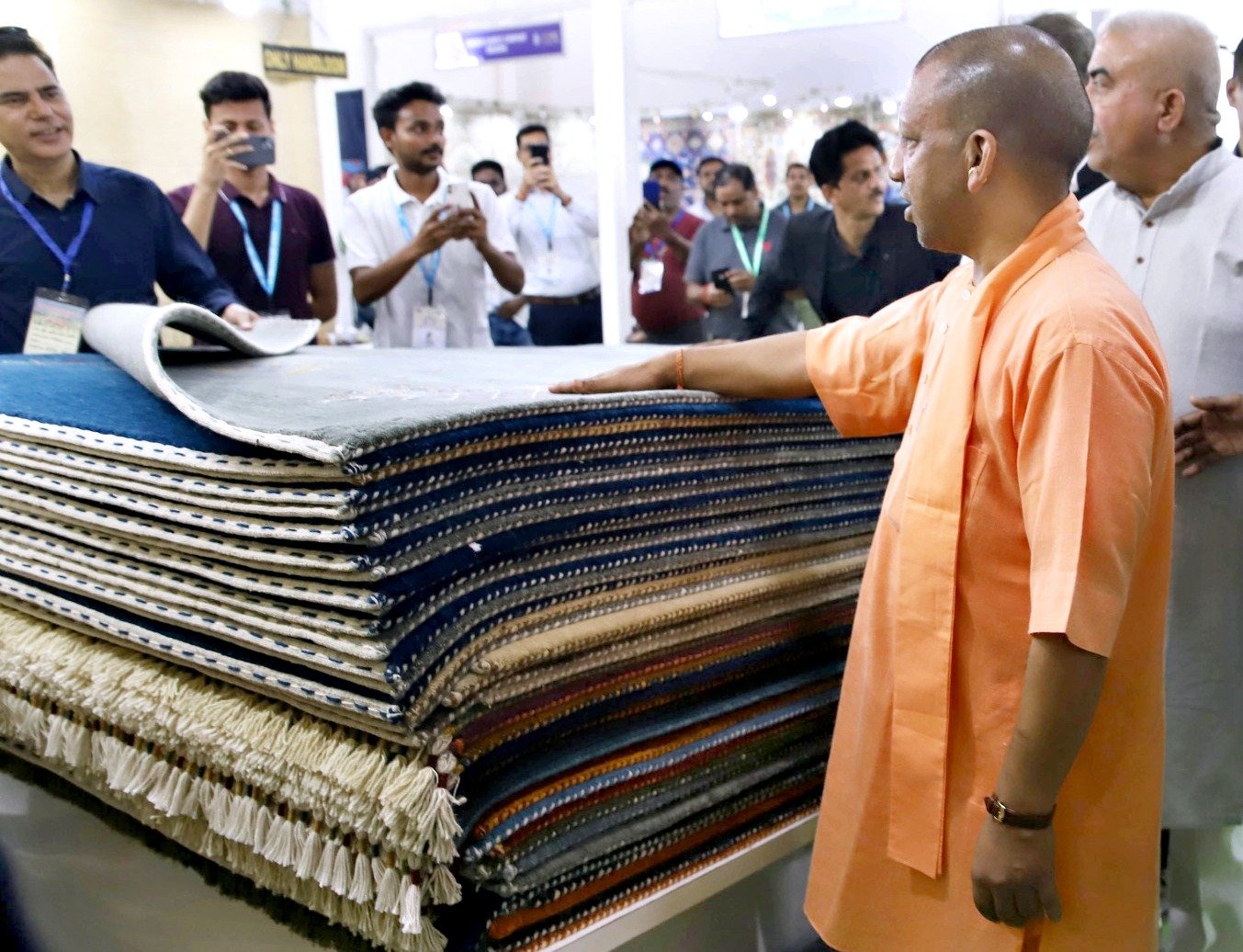 मुख्यमंत्री योगी आदित्यनाथ ने चार दिवसीय अंतरराष्ट्रीय कालीन मेला के 45वें संस्करण का शुभारंभ किया