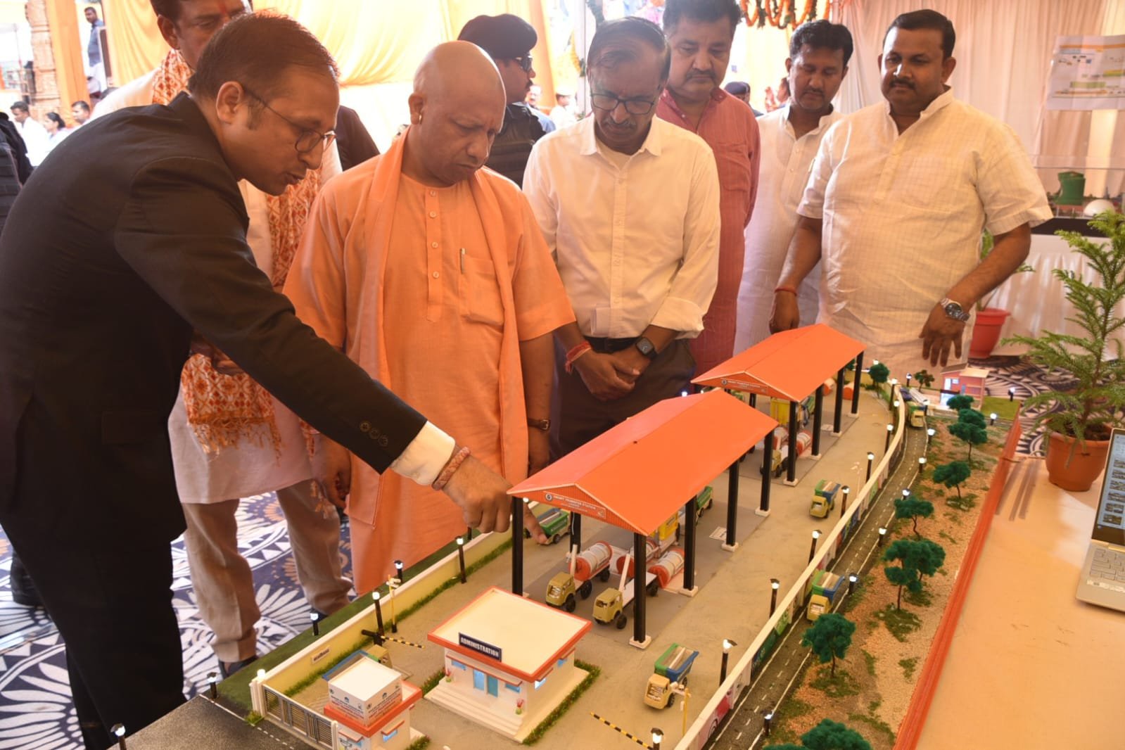 233.20 करोड़ रुपये के 303 विकास कार्यों का शिलान्यास व लोकार्पण किया सीएम योगी ने