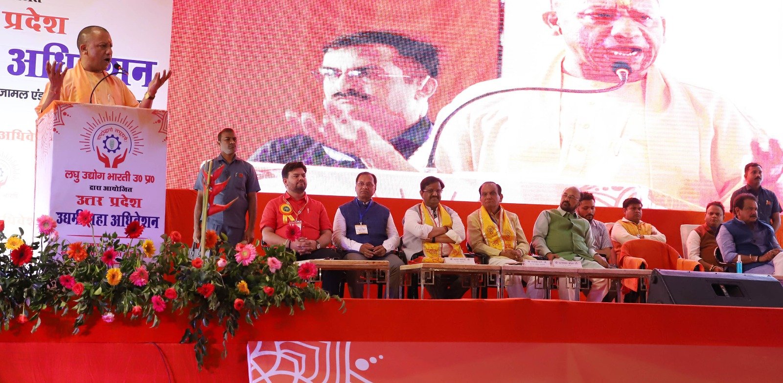 सीएम योगी ने लघु उद्योग भारती के उद्यमी महा अधिवेशन में उद्यमियों से किया संवाद