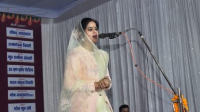 जब याद तुम्हारी आती है, तिरंगे को चूम लेती हुँ....