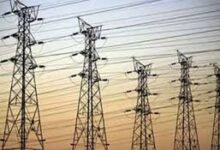 उत्तर प्रदेश विद्युत विनियामक आयोग (UPERC) ने वित्त वर्ष 2025-26 के लिए राज्य डिस्कॉम्स का नया टैरिफ आदेश जारी किया है। मुख्यमंत्री योगी आदित्यनाथ के निर्देश पर लगातार छठे साल बिजली दरों में कोई बढ़ोतरी नहीं की गई है। ग्रीन एनर्जी टैरिफ में भी कमी की गई है, जिससे सभी उपभोक्ताओं को लाभ मिलेगा। आयोग ने वितरण हानि में सुधार के लिए 2029-30 तक नई ट्रैजेक्टरी तय की है। मल्टी स्टोरी बिल्डिंग और टाउनशिप की समस्याओं के समाधान हेतु अलग कंसल्टेशन पेपर जारी किया जाएगा। नया टैरिफ आदेश सात दिनों बाद लागू होगा।