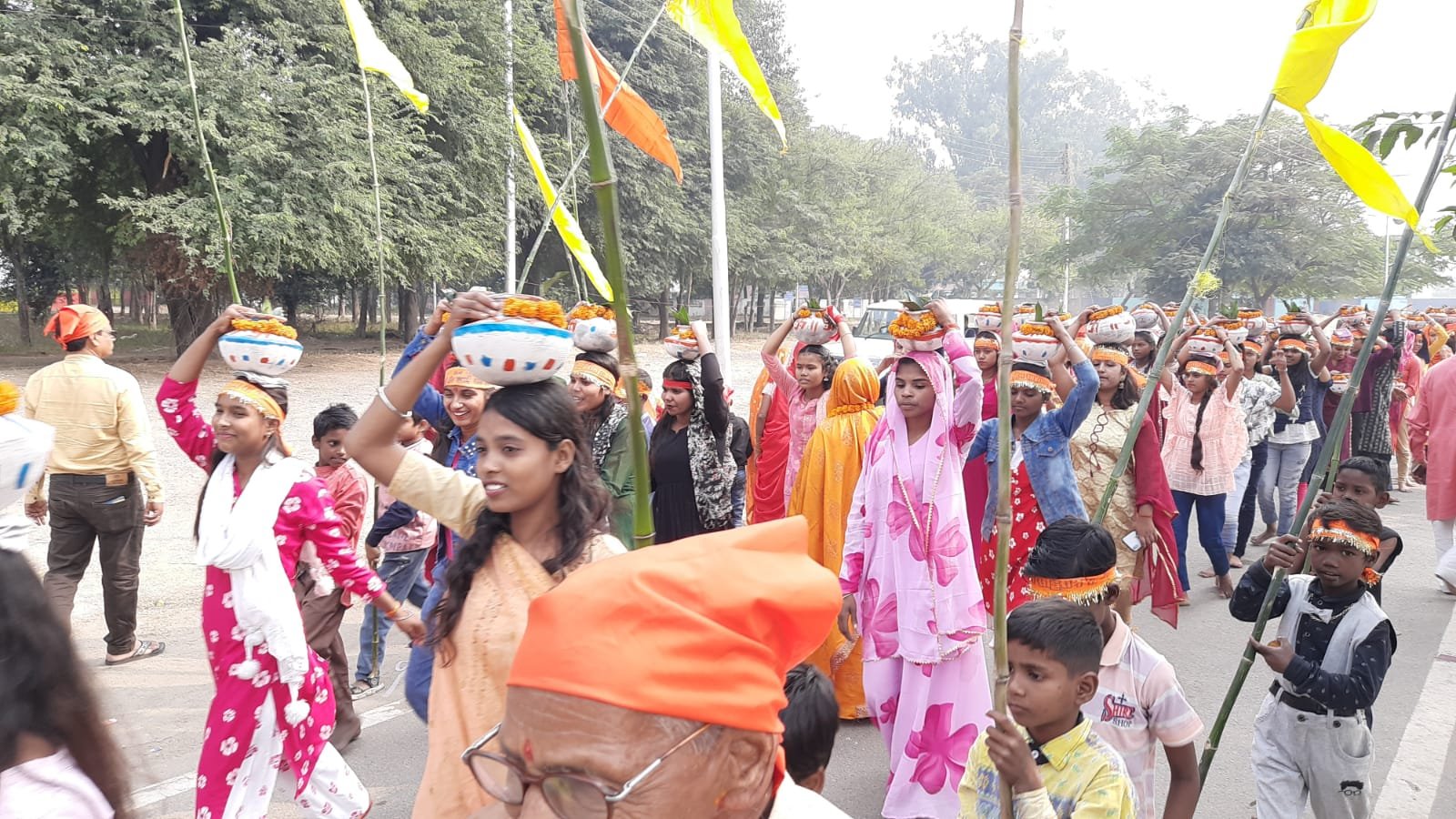 साईं महायज्ञ के लिए निकाली गई भव्य शोभायात्रा