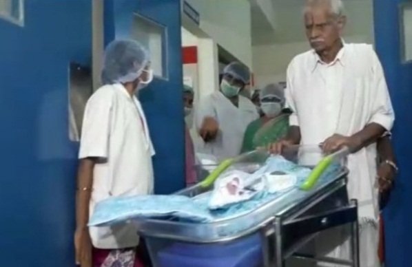 74 वर्ष की उम्र में महिला ने दिया जुड़वां बच्चों को जन्म, बना विश्व रिकॉर्ड