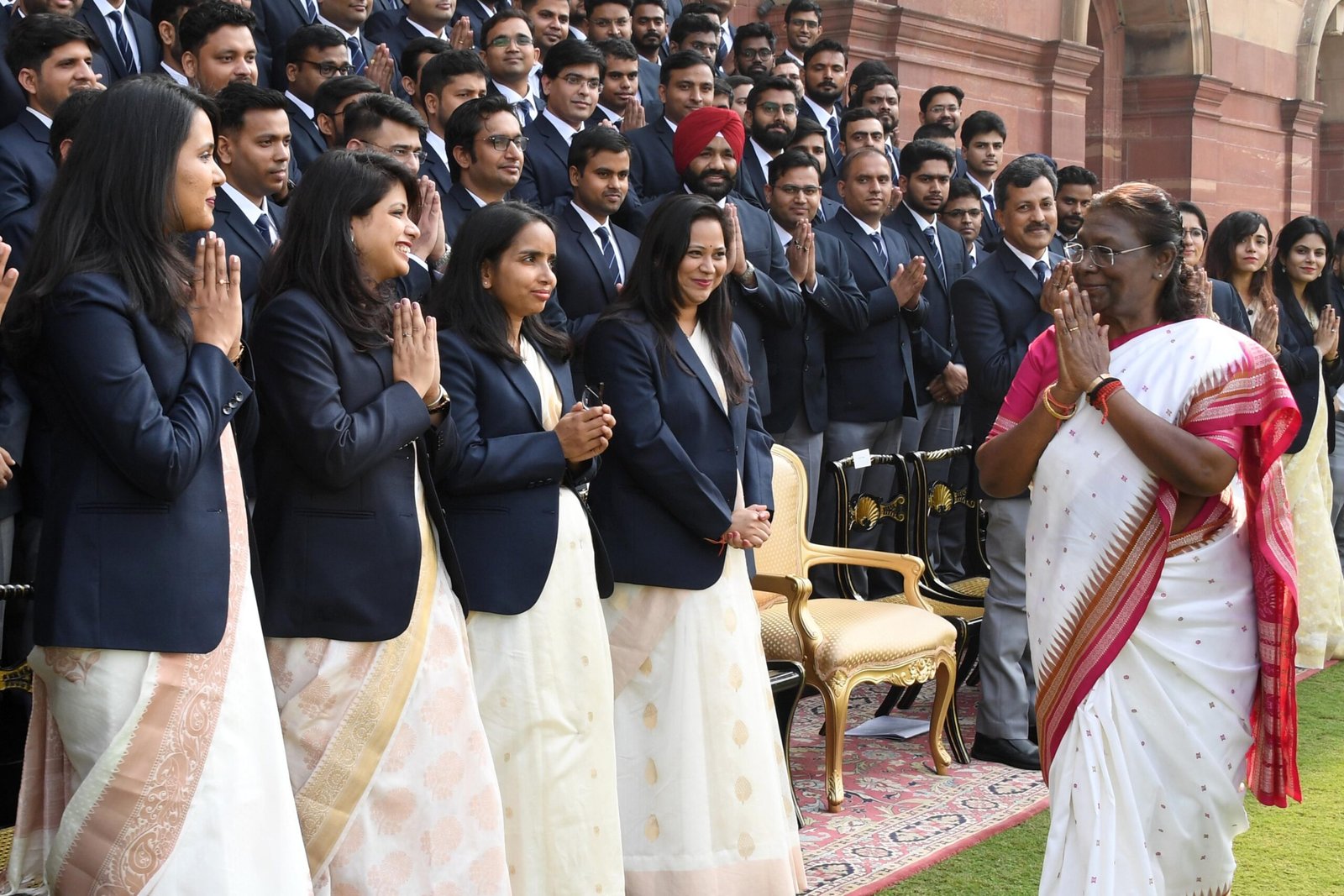 देश के भविष्य को आकार देने में महत्वपूर्ण भूमिका निभाएं अधिकारी: मुर्मु
