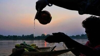 प्रदेश में छठ पूजा की धूम, महिलाओं ने अस्ताचलगामी सूर्य को दिया पहला अर्घ्य