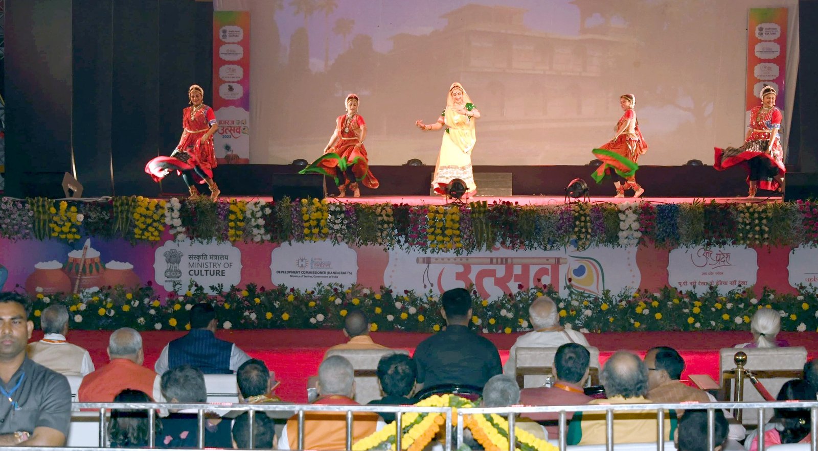 सांसद हेमा मालिनी ने मीराबाई नृत्य नाटिका के द्वारा मीरा के कृष्ण प्रेम के विरह को नृत्य से उकेरा